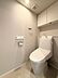トイレ：トイレは温水洗浄便座付。便利な吊戸棚もございます。※画像には荷物消し加工を施しています。