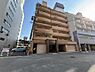 外観：日差しの差し込む外観は、落ち着いた色合いでまとめられたマンション。都市にありながら穏やかな暮らしを予感させます。