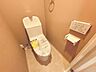 トイレ：清潔感あふれるトイレ空間。温水洗浄便座で毎日を快適に過ごせます。落ち着いた壁の色が心地よいひとときを演出します。