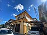 外観：青空が広がる穏やかな住環境。採光に配慮した設計で、明るい暮らしが期待できます。現地でぜひご確認ください。