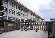 小学校「東広島市立川上小学校まで1908ｍ」