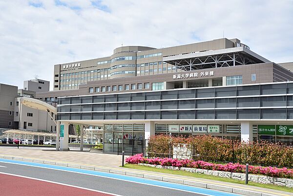 画像12:新潟大学医歯学総合病院 外来受付（755m）