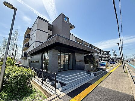 鉄骨造4階建て、周辺商業施設充実です★