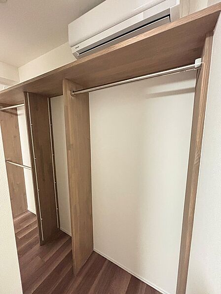 洋室6帖の奥には衣類収納あり!大きなお荷物もざっくりしまえるので、忙しい方もきれいが保てます。