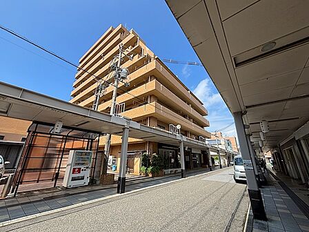 程よく人通りがあり、安心できる商店街。