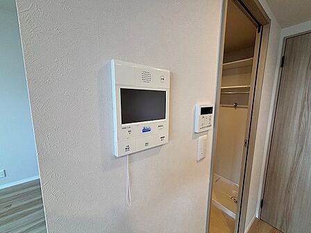 テレビモニターフォンつき、来訪者を確認できます。