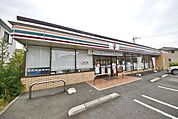 セブンイレブン草加清門南店 220m