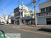 ローソン 徒歩8分。コンビニ 620m