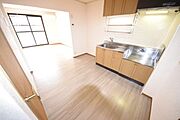 お部屋を広く使えるオープンキッチン