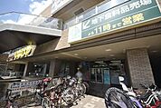 いなげや草加谷塚店 566m
