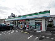 ファミリーマート草加稲荷店 徒歩10分。コンビニ 750m