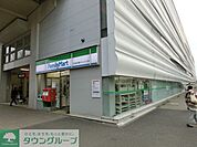 ファミリーマート 徒歩5分。コンビニ 360m