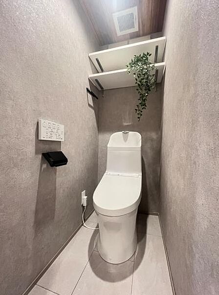 あると嬉しい2段棚付きのトイレ♪お掃除道具やトイレットペーパーの在庫を置けますね♪