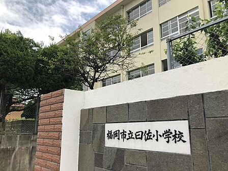 曰佐小学校まで 700m 徒歩約9分●地域の人との交流や体験活動を通して、「豊かな人間力・社会性を身につけた知・徳・体の調和のとれた児童」の育成を図っています。