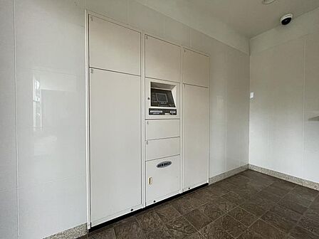 不在時でも荷物が受け取れる宅配ボックス完備♪