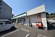 ファミリーマート横浜和泉町店 834m