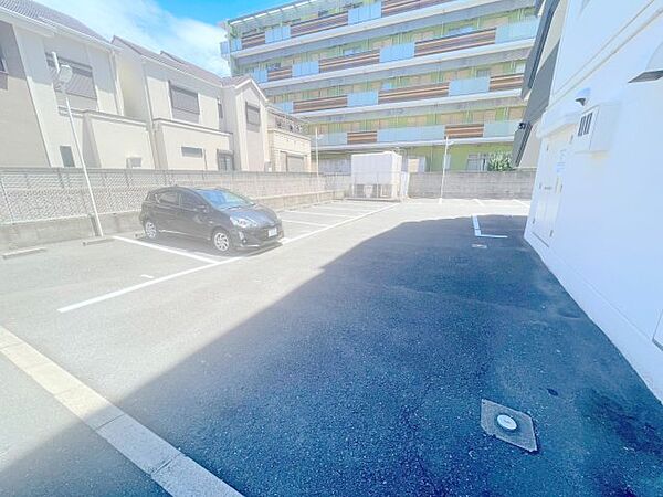 画像6:敷地内にある駐車場。愛車がすぐ近くに置けると安心ですよね。 