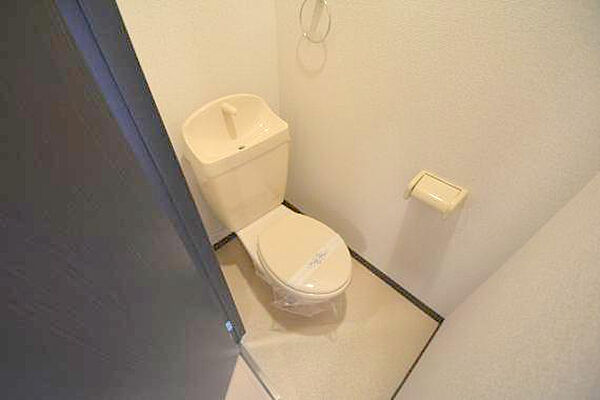 画像16:スタンダードなトイレは清潔感があってずっと居たくなりますね。。 