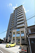 閑静な住宅街に佇む高層マンション