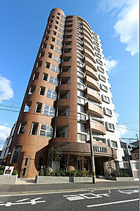 外観:住宅街に聳え立つ、ひときわ大きな建物です 外観:住宅街に聳え立つ、ひときわ大きな建物です