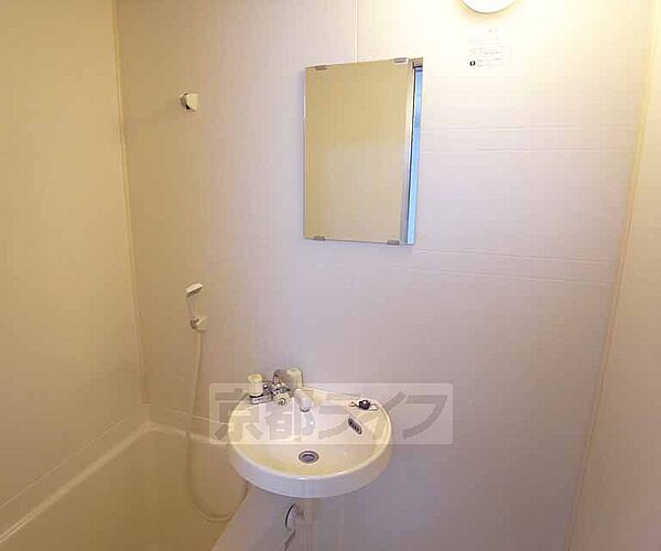画像7:バスルームに洗面台があります。