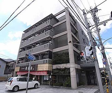 外観：5階建てマンション