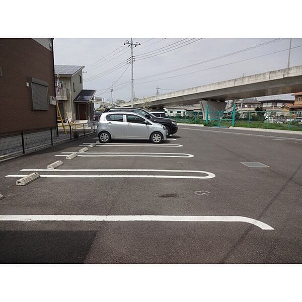 画像12:駐車場も1台1台がゆったり駐車可能です。