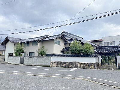 外観:勝田郡奈義町滝本 戸建8SLDK。車庫や倉庫あり 外観:勝田郡奈義町滝本 戸建8SLDK。車庫や倉庫あり