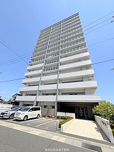 外観:白を基調とした、堂々たる佇まいの高層スタイリッシュマンション。 外観:白を基調とした、堂々たる佇まいの高層スタイリッシュマンション。