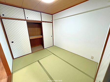 キッチン隣の4.5帖和室。収納スペースもあります