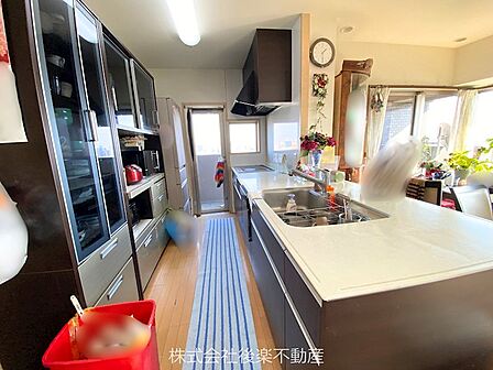 嬉しい機能充実のシステムキッチン。対面式キッチンでリビングにる家族を見守りながら家事ができます。