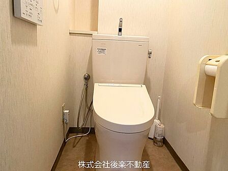 白を基調とした清潔感のあるトイレ