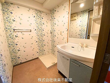 洗濯機置き場、洗面化粧台のある洗面所。おしゃれな壁紙で、より優雅で華やかな空間にしてくれます。