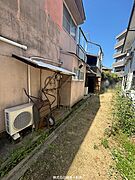 敷地内奥に倉庫あり