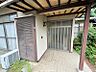 玄関：玄関にも屋根があるので雨の日でのおでかけの際や来客対応も安心快適