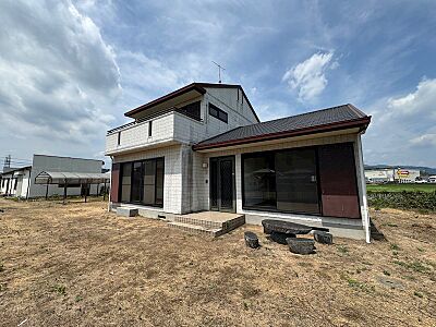 外観:居住用2階建戸建。2号線沿いで交通の便のよい立地です。 外観:居住用2階建戸建。2号線沿いで交通の便のよい立地です。