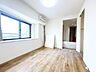 洋室：明るいお部屋！全室フローリングで家具も合わせやすい！