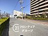 その他：重厚感のある外壁とすっきりとした屋根ラインが上品な印象を与える戸建。窓やバルコニーのデザインにも工夫があり、外観の美しさに彩りを添えています。玄関まわりも広く、家族で快適に出入りできます。