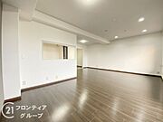 開放的なリビングは家族がくつろげるゆったりとした空間。大きな窓からは自然光が降り注ぎ、明るく温かな雰囲気を作り出します。日常の疲れを癒す、心地よい空間が広がっており、リラックスできる時間を提供します。