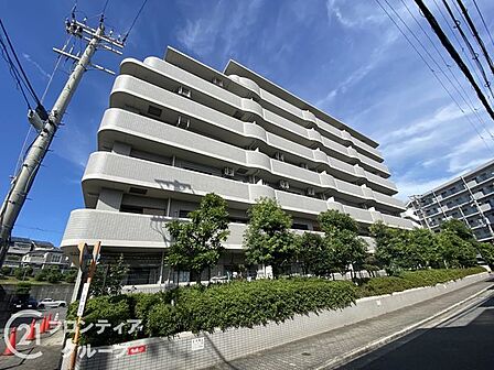 シンプルながらも存在感のあるマンション外観は、住む人を魅了し、日常に特別な時間をもたらします。都会的なデザインが魅力で、住む人に誇りを与える空間です