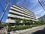 シンプルながらも存在感のあるマンション外観は、住む人を魅了し、日常に特別な時間をもたらします。都会的なデザインが魅力で、住む人に誇りを与える空間です