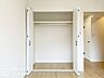 収納：すっきりと片付けられる便利な収納スペース。衣類や季節用品などを効率よく整理でき、暮らしの快適さがアップします。居室の広さを活かし、ライフスタイルに合わせた使い方ができるのが魅力です。