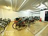その他：雨の日でも濡れにくい室内駐輪場を備え、自転車の管理も安心。セキュリティにも配慮された設計で、お子さま用や通勤用の自転車も快適に保管できます。毎日の使いやすさにこだわっており、快適な利用が可能です。