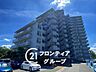 その他：洗練されたモダンなデザインのマンション外観は、周囲の環境に調和しながらもその存在感を際立たせます。シンプルでありながらスタイリッシュな印象を与え、住む人のセンスを引き立てる美しい佇まいです。