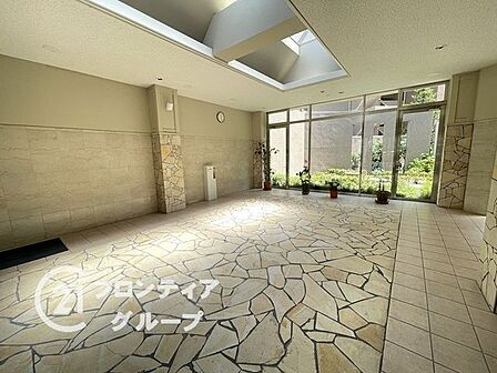 落ち着いた雰囲気のロビーで、住む人に心地よいひとときを提供します