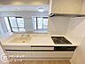 キッチン：3口コンロ付きのキッチンは、調理の効率が良く、同時に多くの料理を作れる便利で機能的な空間です