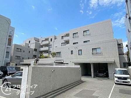 シンプルながらも存在感のあるマンション外観は、住む人を魅了し、日常に特別な時間をもたらします。都会的なデザインが魅力で、住む人に誇りを与える空間です
