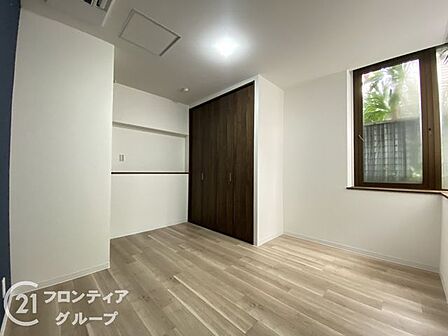 充分な広さの収納を備え、風通しも良く、大変居心地の良い採光良好な洋室は、快適空間。プライベートの時間もゆったりお寛ぎ頂けそうですね!