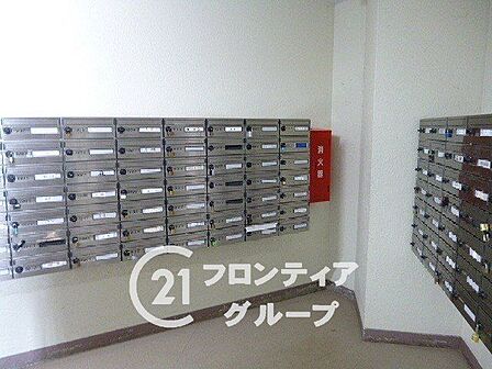 必要最低限の設備が整ったロビーで、実用性を重視した空間です