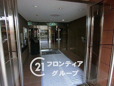 エントランスを抜けると、外光が差し込む明るいロビーが広がります。日常の利便性を考慮した設計で、快適な生活が実現されています。セキュリティ面にも配慮されており、安心して暮らせる住環境が整っています。